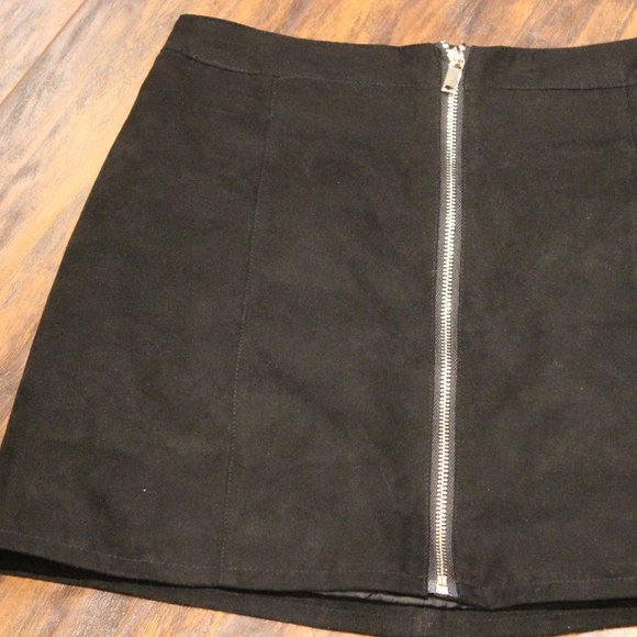 3/$25 🏷 H&M Faux Suede Mini Skirt Size 6 - Picture 2 of 3